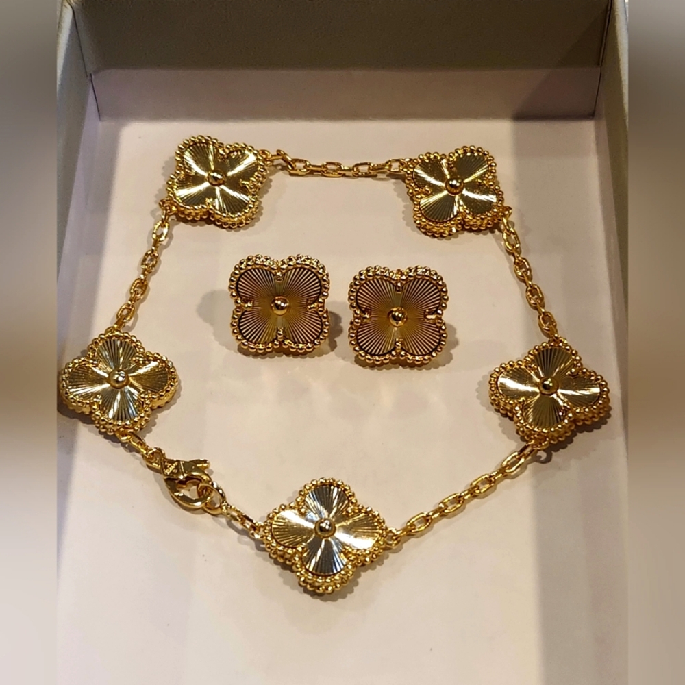1 Set Braslet and Earrings Clover Laser.Stainells Steel Plated gold. Hupoallerge